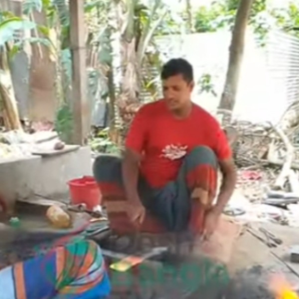 কালিহাতীতে কামারপল্লী কারিগরদের জীবন বৈচিত্র