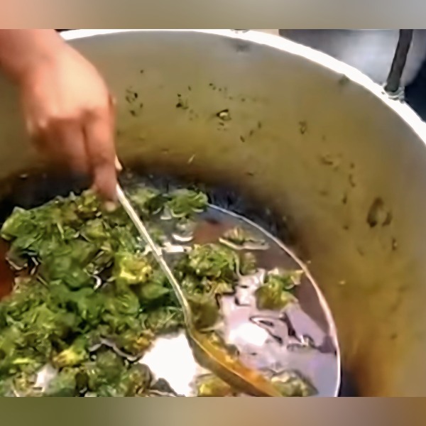 রান্নার সময় সবুজ হয়ে গেল গরুর মাংস, কড়াই নিয়ে ইউএনও কার্যালয় ও থানায় বেকারির কর্মীরা