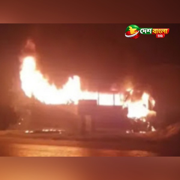 ফরিদপুরে হাইওয়ে থানার সামনে পার্কিং করা 