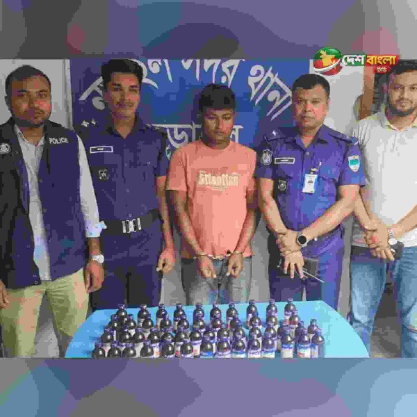 নড়াইলে পুলিশের চেকপোস্টে ধরা পড়ল ৫০ বোতল এস্কাফ, আ...